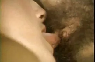 XXX Söt flicka spelar långsamt med en lesbisk porr film fitta