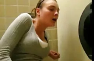 XXX Lång flicka tog lesbisk pornografi hennes mun