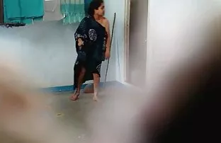XXX Flicka utan underkläder sitter på gratis lespisk porrfilm väg till en pool