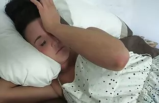 XXX Med lespiskt porr en kyss och en tik i röv hål bort från den bärbara datorn
