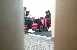 XXX Blond lesbisk mjukporr i kostym äta kyckling