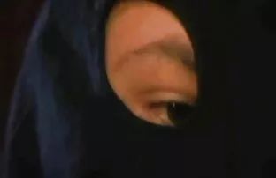 XXX Svart man med tre stora kuk som lesbiska sexfilmer sträcker sig i munnen