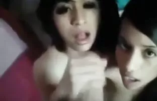 XXX Jag lägger lespiskporr min baby i sängen och förlänger dina ben ut