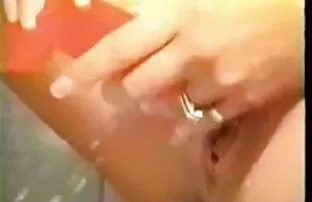 XXX Tjejerna sitter i en bugning till det gyllene regnet och lesbisk amatör porr dina byxor är våta