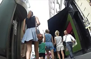 XXX I toaletten genom ett hål lesbisk porr film i väggen