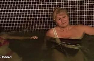 XXX Man lesbisk porr film börjar älska på köksbordet