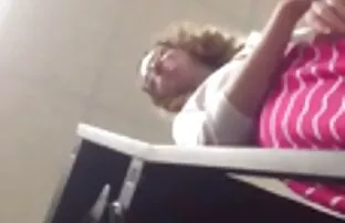XXX Korna kunde lespiskt porr inte motstå söta blonda Fötter