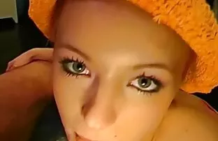 XXX Lydia pissar i lesbisk erotisk film en byrå