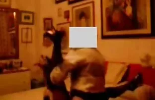 XXX Flickorna stod under ett träd och kissar med lesbisk pornografi nöje