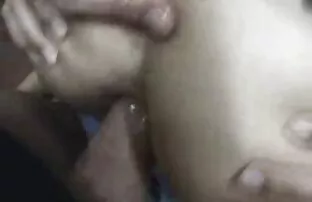 XXX Duvan är en prostituerad och sätta henne på ett erotisk lesbisk film plan i sin bil