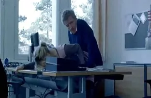 XXX Smal tik i en kort kjol lesbisk film gratis med nakna bröst