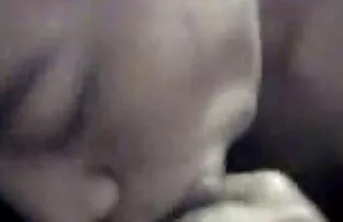 XXX Tre flickvänner gör en kille till gratis lesbisk porr en hora