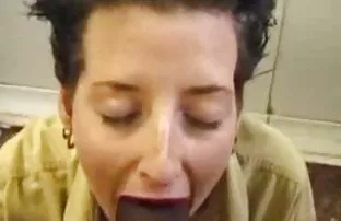 XXX Blond med dildo lesbisk porrfilm når orgasm,